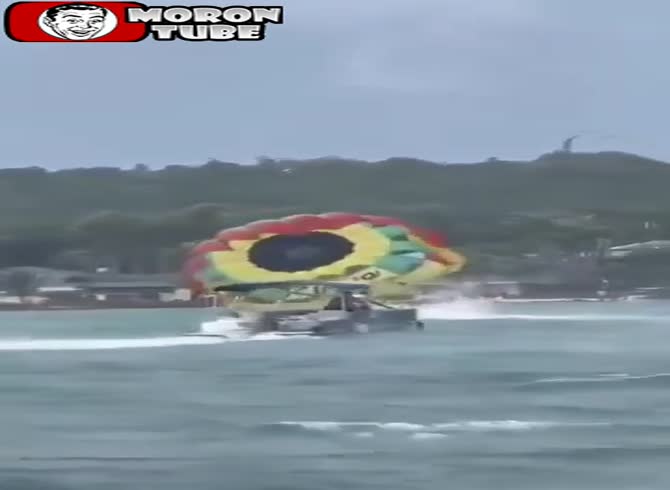 Video :Parasailing with a broken rope - two Colombians hurt